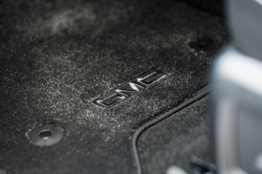 Детали интерьера GMC Yukon Denali Ultimate Black (GMTK2UG) 2017 года  (фото 9 из 9)